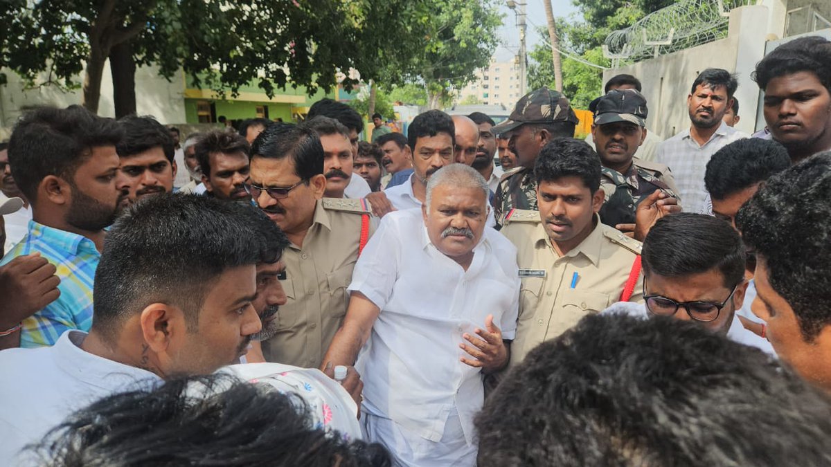 JaganannaM42057's tweet photo. తాడిపత్రిలో మాజీ ఎమ్మెల్యే కేతిరెడ్డి పెద్దారెడ్డి గారిని అక్రమంగా అరెస్ట్ చేసిన పోలీసుల తీరును తీవ్రంగా ఖండించాలి!

కూటమి ప్రభుత్వం అధికారంలోకి వచ్చిన తర్వాత నుంచే...
జెసీ ప్రభాకర్ రెడ్డి సారథ్యంలోని టీడీపీ వర్గాలు
పెద్దారెడ్డిపై దాడులు, బెదిరింపులకు పాల్పడుతూ,
తాడిపత్రి ప్రవేశాన్ని నిరోధించే కుట్రల్లో మునిగిపోయారు.

హైకోర్టు అనుమతించినా —
పెద్దారెడ్డి తాడిపత్రిలోని తన ఇంటికి వెళ్లిన సమయంలో
పోలీసులు బలవంతంగా అరెస్ట్ చేసి రహస్యంగా తరలించడం
చట్టాన్ని అవమానపరచడమే కాదు — ప్రజాస్వామ్యాన్ని తుడిచిపెట్టే చర్య!

🔹 ఇది న్యాయం కాదు!
🔹 ఇది భయపెట్టి రాజకీయం చేయాలనే కుట్ర!

ఇంకెన్ని రోజులు బురద రాజకీయాలు నడిపిస్తారు చంద్రబాబు గారు..?

#CBNFailedCM
#TDPGoons
#MosagaduBabu
#IdhiMunchePrabhutvam
#SaveTadipatri
#JusticeForPeddareddy
#AndhraPradesh
#JaganannaMission