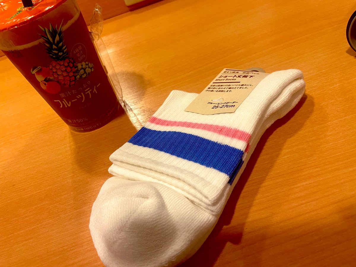 加藤良輔役の
ロドリゲス さんからプレゼント頂きました。「りょんりょんフルーツティー好き？」って何回も言ってた。
昨夜は
陳内 将役の
マルティネス さんと3人で鳥に肉たくさん食べた。「涼介食べな。」ってマルがひたすら焼いてくれた。
2人がずっと仲良くしてくれた。
たくさん笑った。