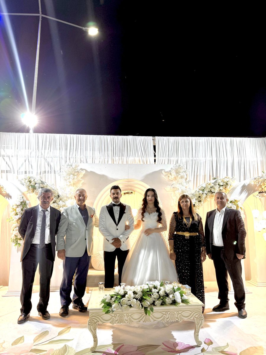 Değerli aile dostumuz, iş insanı Naci Bora’nın oğlu Haluk Bora’nın düğün töreninde bulunmaktan büyük memnuniyet duyduk. Bu anlamlı günde bir ömür sürecek mutluluğa adım atan çifte ömür boyu sağlık, huzur ve mutluluk diliyorum.