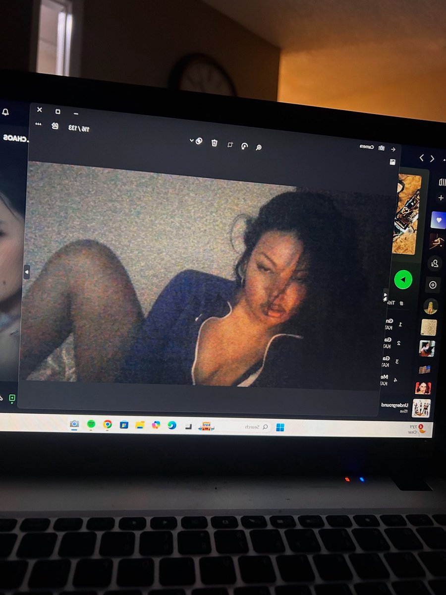 I wana go see Charli