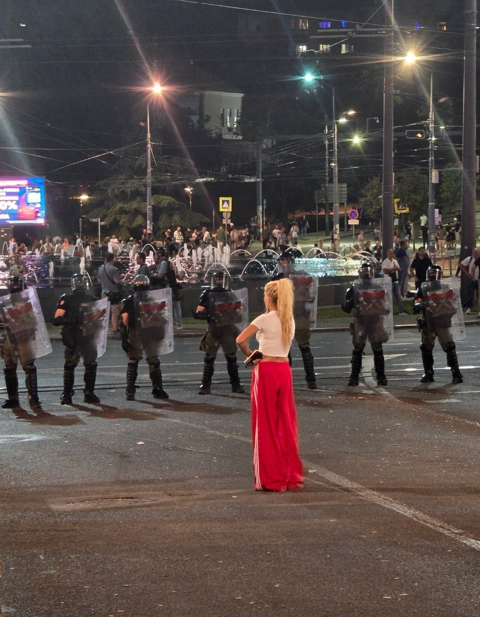 Девојка на слици, сама против беспризорниковог кордона, је Сузана Јовић из Прокупља, моја суграђанка. Живи дух Гвозденог пука. Браво Сузана!