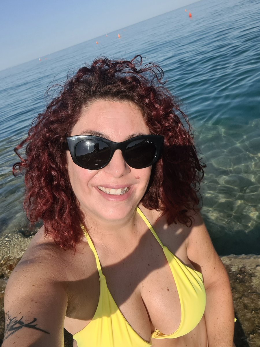 E poi arrivi dove tutto si allinea...dove i pensieri si diradano,il mare da sempre luogo di immenso, di infinito, di libertà, di serenità...il mio angolo di paradiso dove tutto si acquieta. 
Buona domenica anime inquiete☕️😘
#animaintempesta