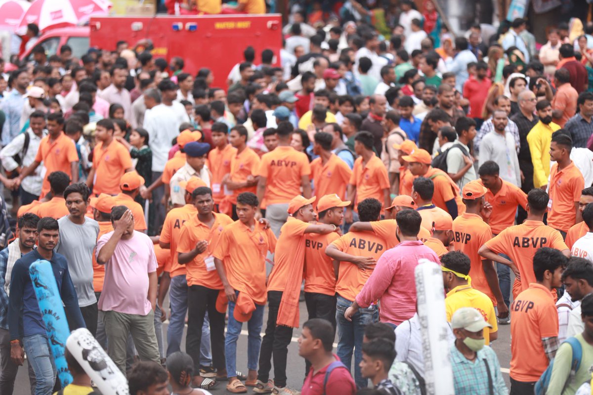 पुरी: श्रीजगन्नाथ रथयात्रा के दौरान एंबुलेंस के लिए रास्ता बनाते एवं स्वास्थ्य व्यवस्था को सुचारू रूप से चलाने में सहायता प्रदान करते अभाविप कार्यकर्ता
<a href="/abvpodisha/">ABVP Odisha</a> 
#RathYatra2025