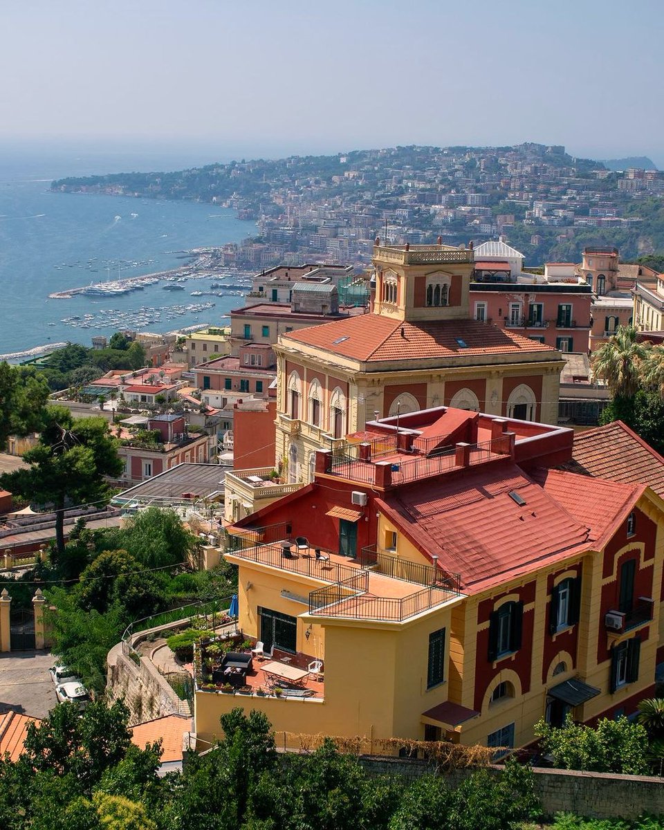 Napoli, Campania, Italia 🛣️⛪️⛰️