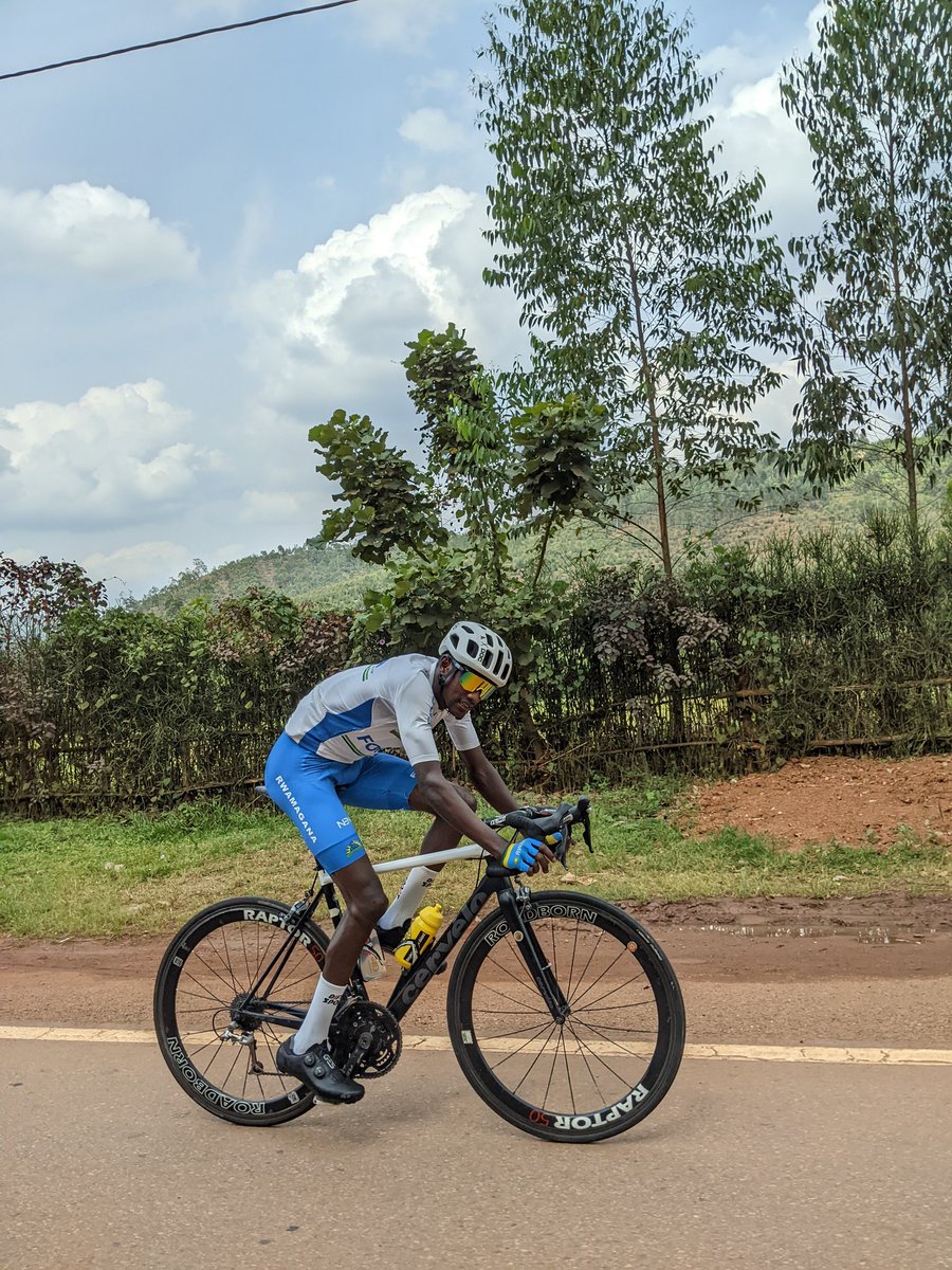 Nkundabera Eric Ageze muri 15 Kilometero byanyuma! 

Inyuma igikundi cyiri gukora, ariko hagati yabo na Eric harimo lminota itatu gusa! 

<a href="/cyclingrwanda/">𝙁𝙀𝙍𝙒𝘼𝘾𝙔</a>