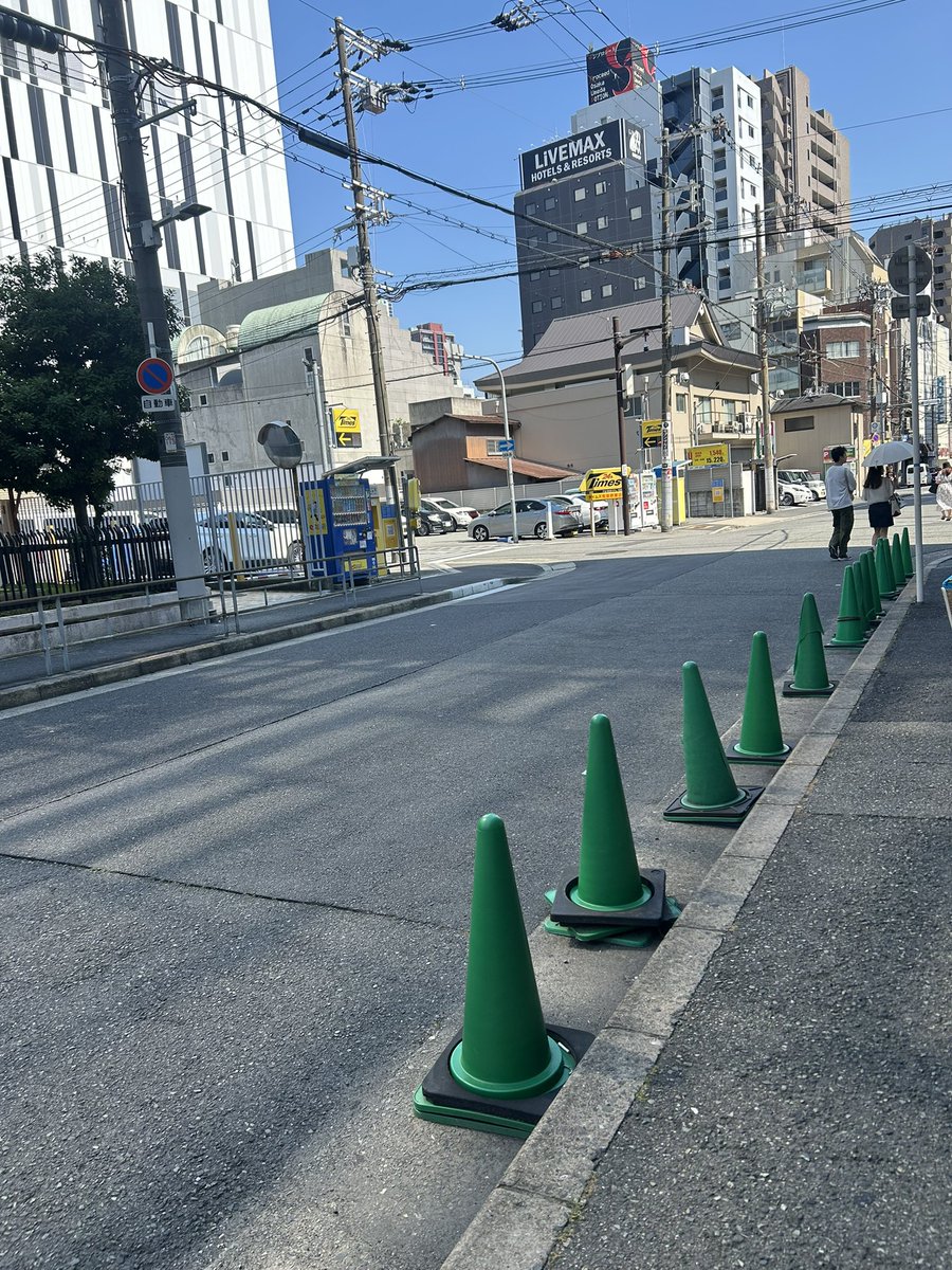 久々に午後からお休みして、
お出かけ。楽しみにしていたニクヨさんのオフ会。
デリヘル嬢とお客が行き交う道に並ぶ私たち。
#肉乃小路ニクヨ　さん
#オフ会