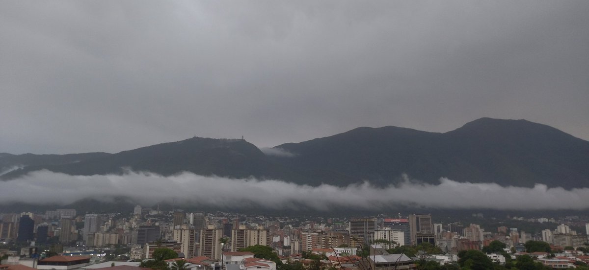 roslyp's tweet photo. #29Jun 7:00 am Así amanece Caracas luego de una noche de incesante #Lluvia #Caracas #Venezuela Feliz y bendecido domingo para todos https://t.co/2Ja54x1wIh