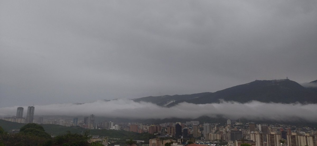 roslyp's tweet photo. #29Jun 7:00 am Así amanece Caracas luego de una noche de incesante #Lluvia #Caracas #Venezuela Feliz y bendecido domingo para todos https://t.co/2Ja54x1wIh