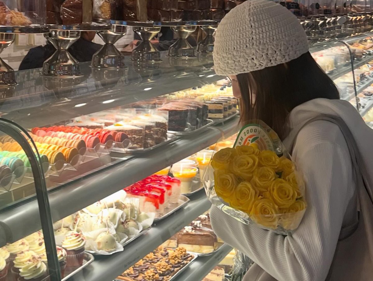 avoiar's tweet photo. Just me, a bouquet of yellow roses, and an afternoon filled with sweets, sunlight, and little moments that taste like joy. 🍦✨ https://t.co/FLF29LL9wP