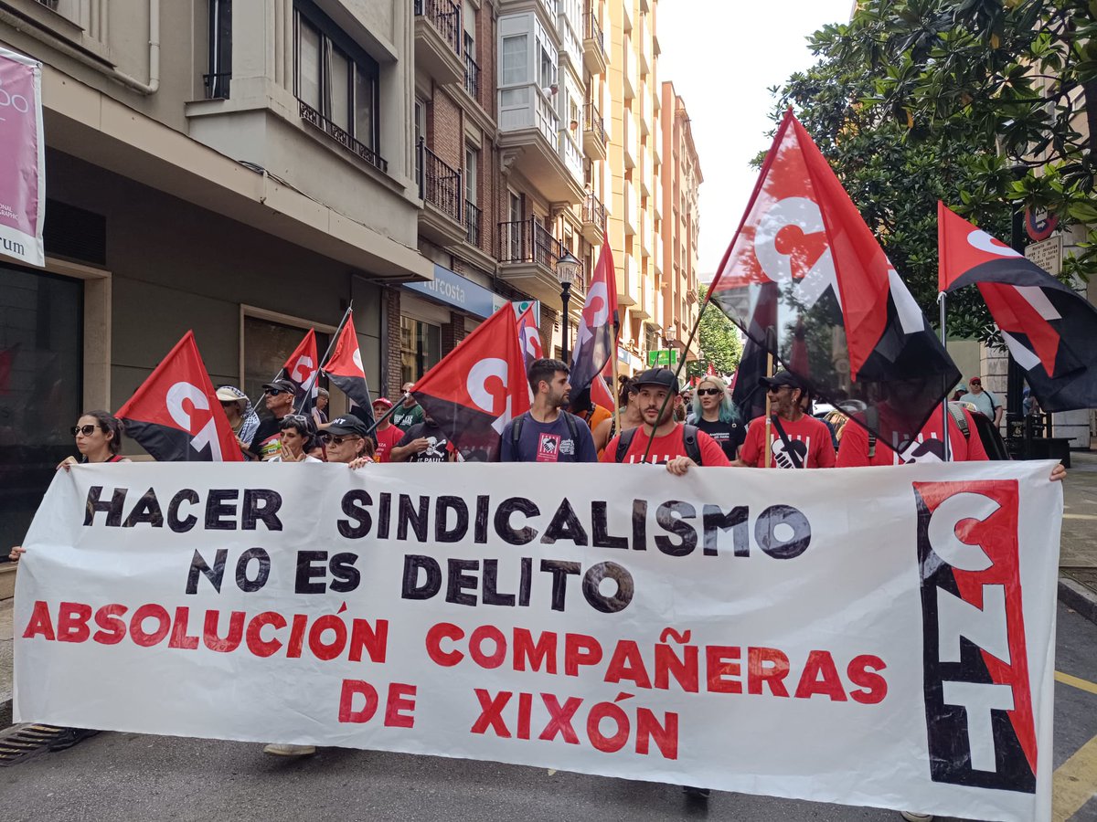 Lo mejor de las nuestras está hoy en Xixón arropando a las compañeras ❤️🖤