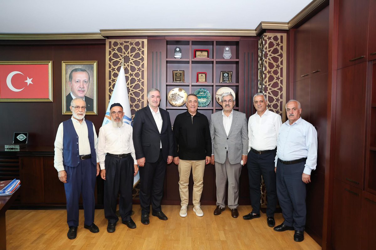 Akıncılar Belediye Başkanımız Sayın İsmet Çetinkaya ile birlikte, değerli arkadaşlarımızla İstanbul Sultangazi Belediye Başkanımız Sayın Abdurrahman Dursun’u ziyaret ettik.

Nazik ev sahiplikleri ve misafirperverlikleri için kendilerine teşekkür ediyoruz