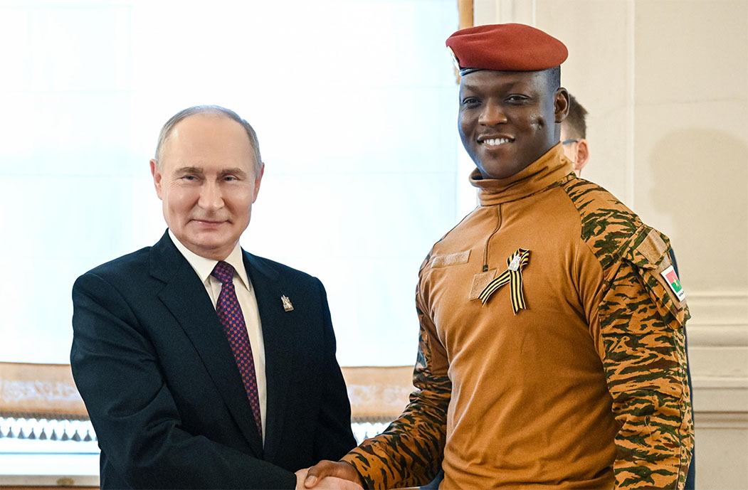 Ibrahim Traoré: ¿Nos basta con un nuevo héroe?

El presidente Traoré de Burkina Faso se ha convertido en el último héroe panafricanista. Salvador Ousmane plantea la pregunta: ¿esto es suficiente para superar el legado del colonialismo?

marx21.net/2025/06/29/ibr…