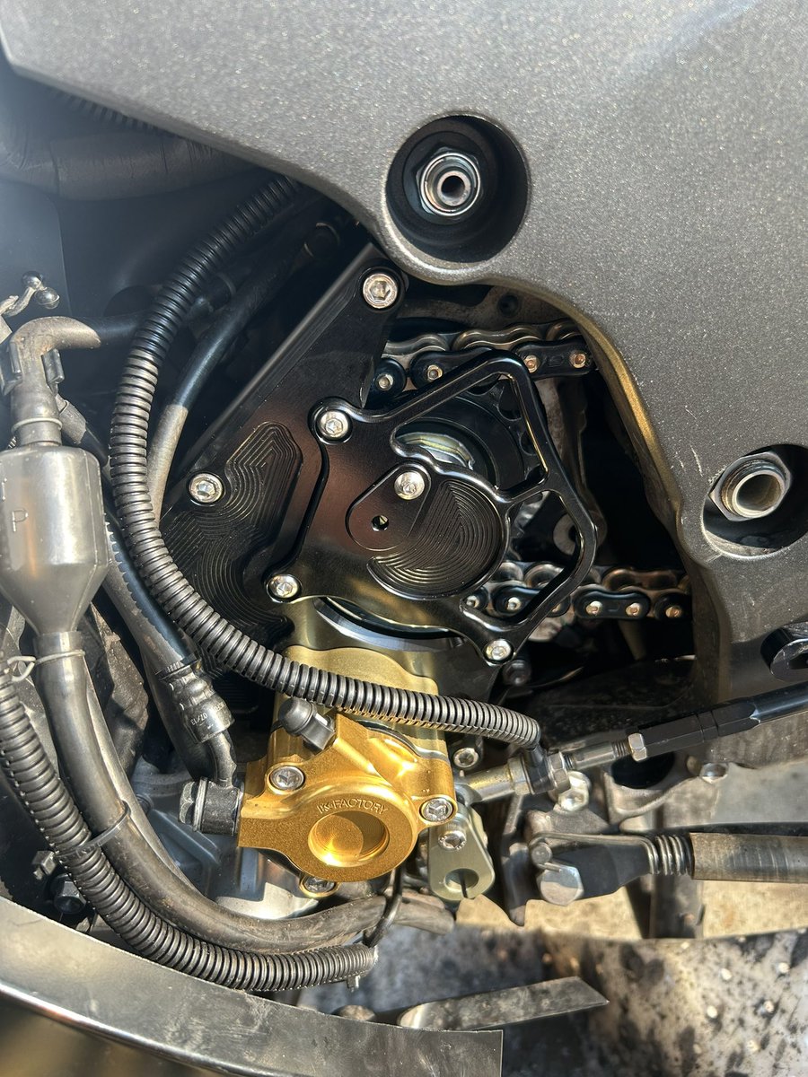 ZX_14R128's tweet photo. チェーンとフロントスプロケット交換終了!
めっちゃ汚かった😂
#KFACTORYスプロケットカバー
#KFACTORY
#江沼チェーン
#EKチェーン
#ThreeDチェーン https://t.co/U8mADpwf8p