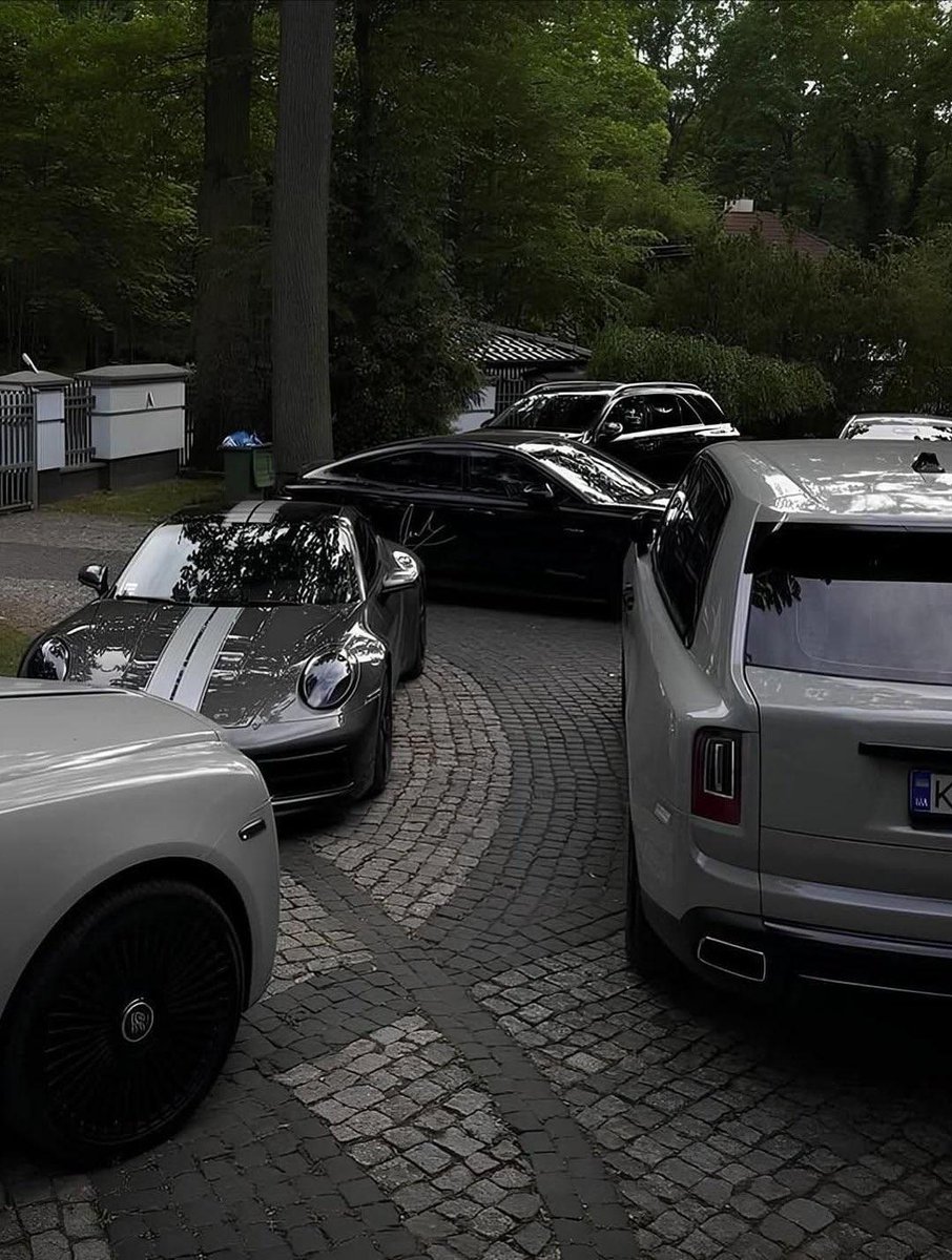 dodicxbt's tweet image. Next time you get stressed, I hope it's because you can't decide whether to drive Porsche or Rolls Royce.