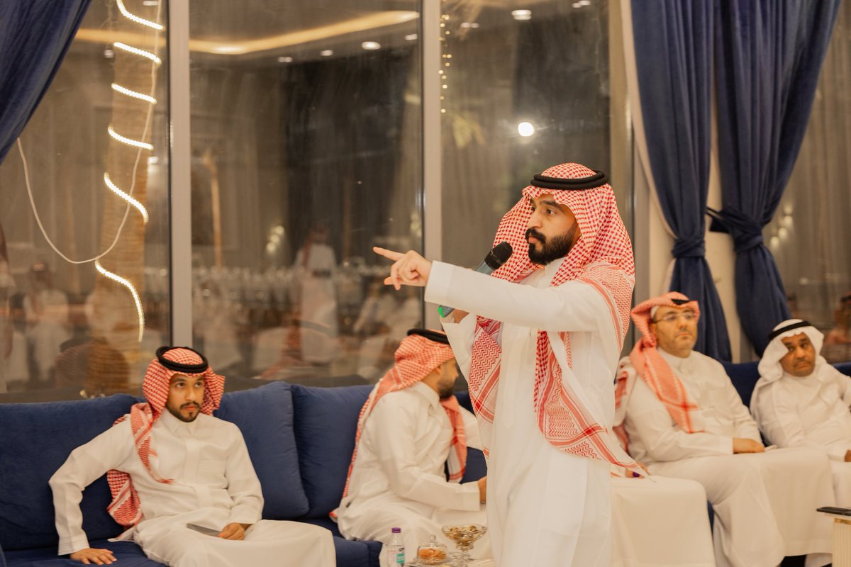 falbaiaie's tweet image. السلام عليكم ورحمة الله وبركاته 
مساء الخير 

كانت ليلة استثنائية بكل تفاصيلها، جمعتنا على شغف واحد ورؤية أوسع لمستقبل إدارة المواهب.
لقاؤنا لم يكن مجرد تجمع مهني، بل انطلاقة حقيقية لمجتمع يؤمن بقوة العقول وثراء التجارب، ويطمح لترك أثر ملموس في هذا المجال.

بدأنا بكلمة ترحيبية