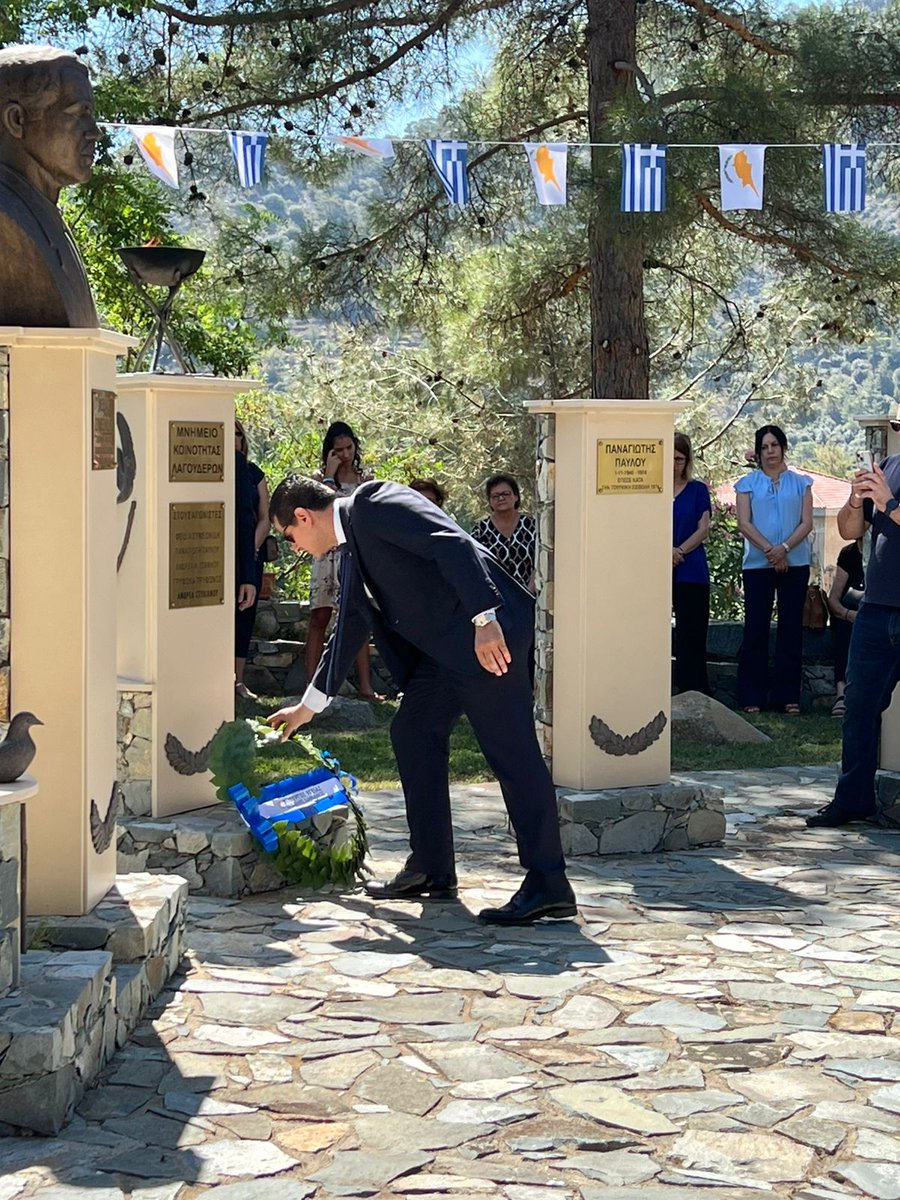 MinHealthCY's tweet image. «Η μνήμη των ηρώων μας οφείλει να γίνεται πυξίδα στις δύσκολες στιγμές και φάρος που θα φωτίζει το δρόμο προς ένα μέλλον ελεύθερο, δίκαιο και ειρηνικό».
Επιμνημόσυνος λόγος ΥΥ @MichaelDamianos, στο ετήσιο μνημόσυνο των ηρώων της Κοινότητας Λαγουδερών.
📌tinyurl.com/ynrstjnp