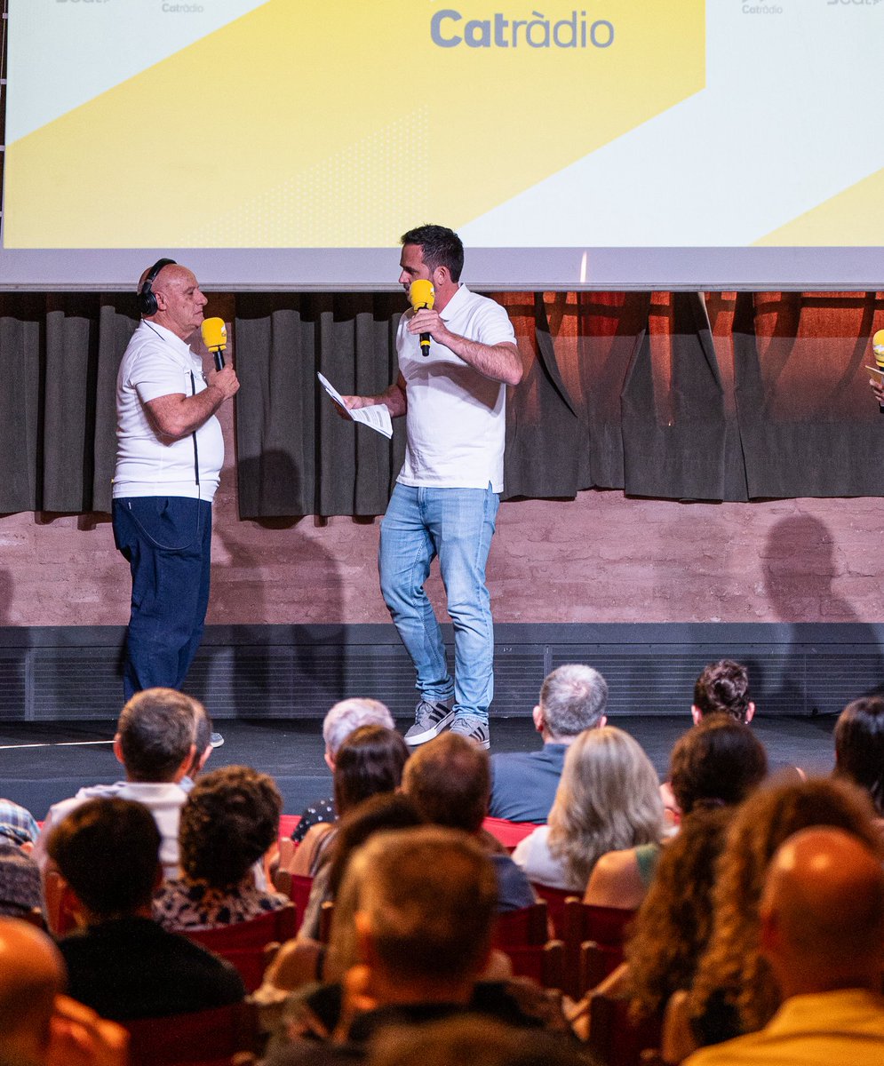 Avui es jubila <a href="/escobarpere/">Pere Escobar</a>.

Un honor compartir tantes hores de ràdio amb ell. 

Primer fent “la Repera”, on li fotia canya i ell encaixava com un campió.

I després per l’afectuós relleu al <a href="/ClubMitjanit/">El club de la mitjanit</a>.

Gràcies per ensenyar-nos que treballar amb un somriure sempre és millor