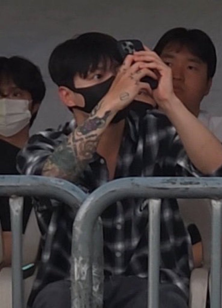 グク、ジンくんのツアーグッズのチェックシャツ着てる✨👀 #JungKook