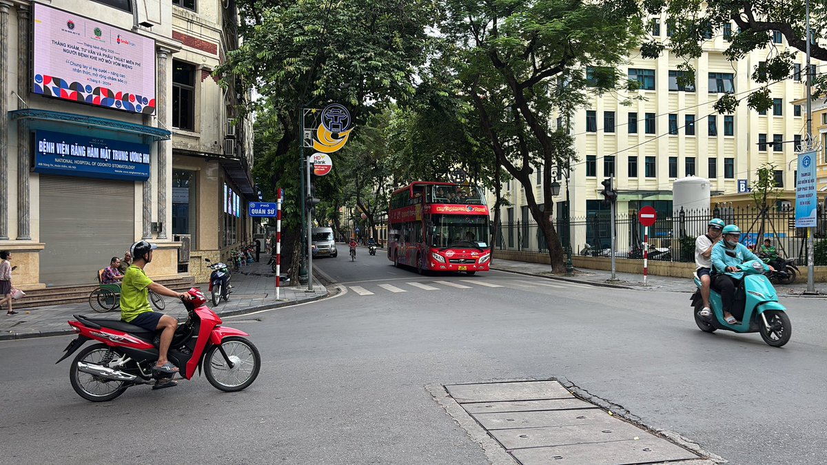 thatsalilbajaj's tweet photo. Vietnam is so beautiful, guys! But it’s got such classic Asian traits 😁😁- bargaining everywhere, traffic all over the place. I swear, if I just learned the language, I’d blend right in! https://t.co/pEZ3OEH7IP