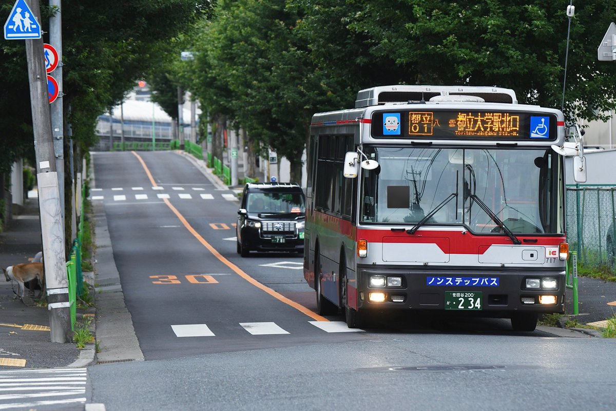 AK70216's tweet photo. 6/24
T717（ADG-RA273KAN）深沢線

早朝の三便だけ残る都立01に弦巻最古参かつ東急で唯一残るADG-RAの717が充当。

次の改正でこの都立01は一往復に減便され、2021年に消滅したこの路線の起源である学校線でミディやJPを撮っていた者として今は栄枯盛衰を感じ悲しくなります。 https://t.co/TH0snEbzQa