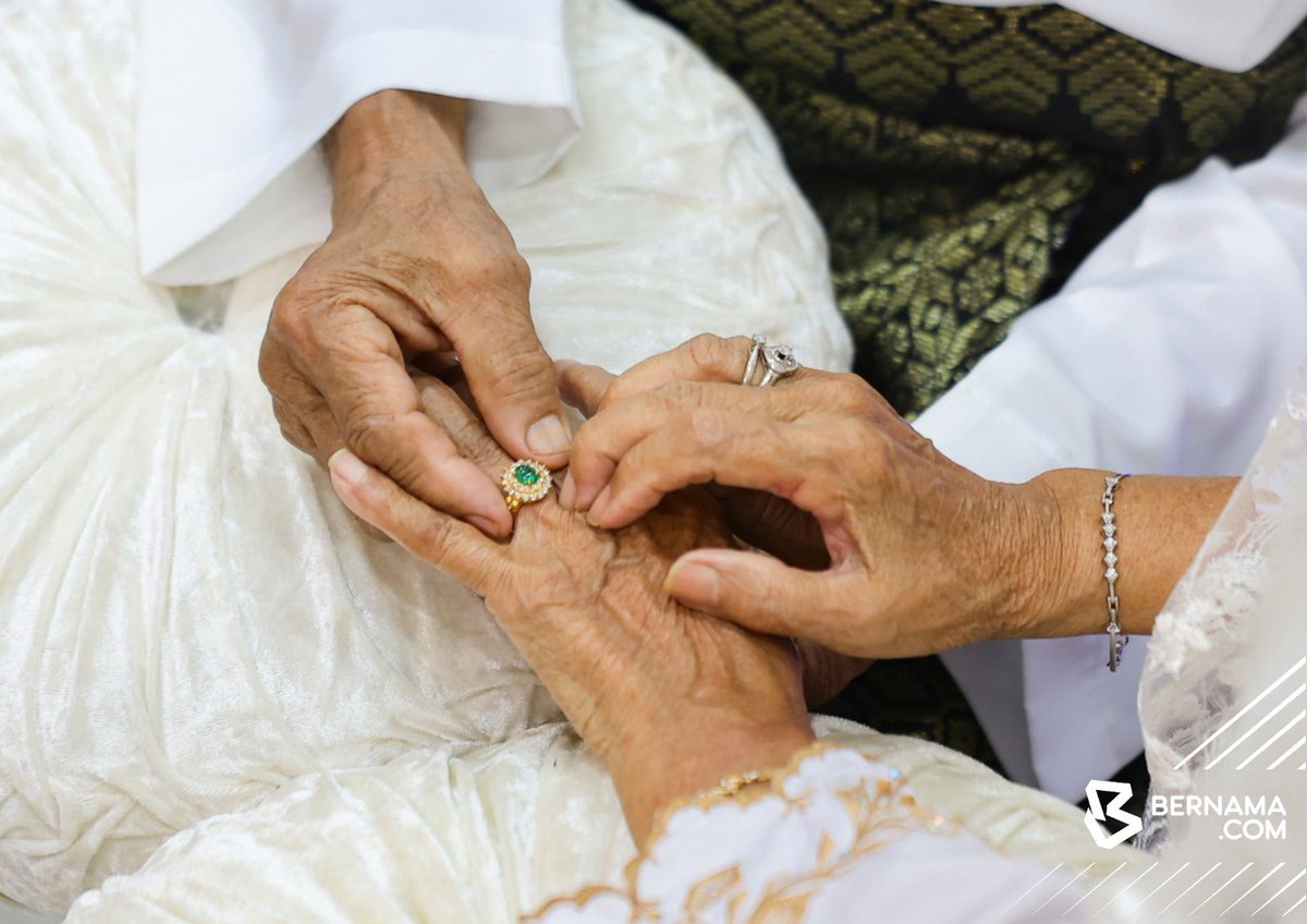 #ماليزيا 
 عاد الحب الاول منذ ايام الطفولة
بعد وفاة زوجته شاهد محمد عزيزة وتذكر حب الطفولة وان الوقت يسمح للارتباط وتجديد الحب ويُذهب الوحدة عنه 
 فتقدم البروفيسور داتوك طبيب الأطفال السابق والمحاضر السابق الدكتور محمد شام قاسم 81 عامًا، وعزيزة إلياس، 77 عام
وأقاما حفل زفاف بسيط