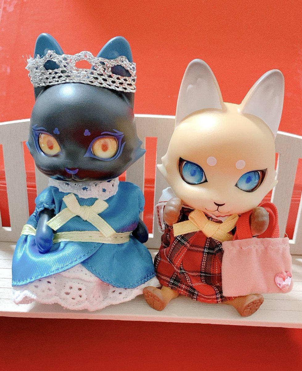 カプセルドールの狐ガチャを回したので、目だけカスタムしたよ。服はシルバニア🐰