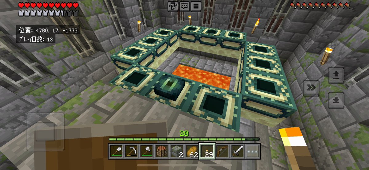 要塞入口からエンドポータルまで意外に近くて無事見つけました。だいたい扉3枚通ればポータル部屋があるとかないとか聞いたような、、、エンダーアイは1ハマりだったので、ほぼパールも使い切りました。さぁ、いよいよ決戦だ！！、、、急いでﾀﾋに戻りの準備、準備
#Minecraft #マイクラ #準備大事