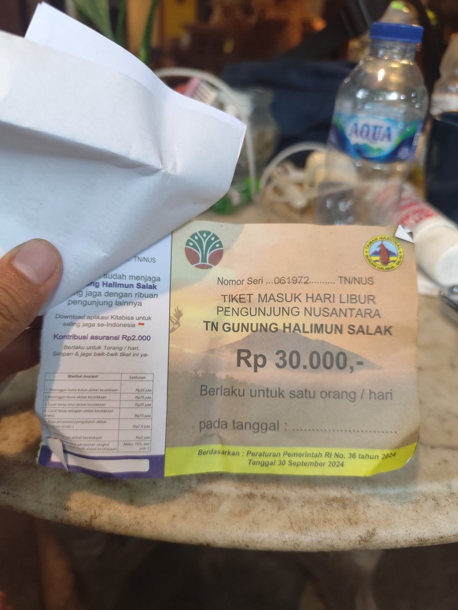 Camping dan Pungli di Cidahu

Long week end ini milih ngecamp di Cidahu. Gak jauh, dan jalurnya relatif gak macet. 

Lepas pasar Cicurug jalanan hancur. Berlubang sana sini. Dan cukup dalam. Mobil rendah apalagi Sedan, pasti gasruk parah. 

Sampek di pintu masuk, wajib bayar