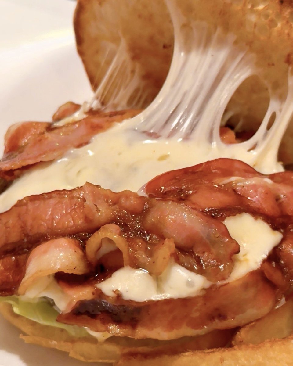 はっしー(橋本陽)/ グルメプレゼンター (@fallindebu) on Twitter photo 横浜の新山下(元町中華街駅)にある「コディーズ」は、地元では圧倒的な支持の人気ハンバーガー店。
「スモークベーコンモッツァレラバーガー」という個性的なメニューがあり、でっかいパティの肉感と、ベーコンの燻製香がマッチ!
チーズがチェダーじゃなくモッツァレラなので、びよ〜んと伸びるよ! 横浜の新山下(元町中華街駅)にある「コディーズ」は、地元では圧倒的な支持の人気ハンバーガー店。
「スモークベーコンモッツァレラバーガー」という個性的なメニューがあり、でっかいパティの肉感と、ベーコンの燻製香がマッチ!
チーズがチェダーじゃなくモッツァレラなので、びよ〜んと伸びるよ!