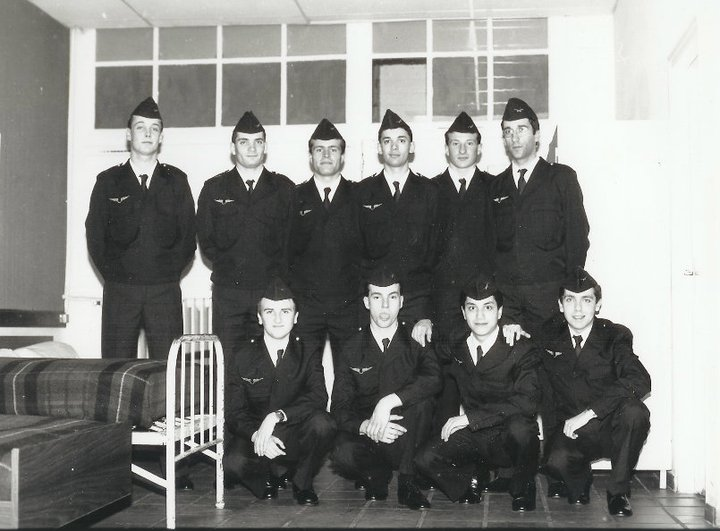 Éric Ciotti est né trois jours avant moi. C'est un classard. Il aurait pu être sur la photo de ma chambrée qui servit la France durant dix mois pour une solde de quelques centaines de francs par mois. Mais c'est un sujet tabou chez lui. On le comprend