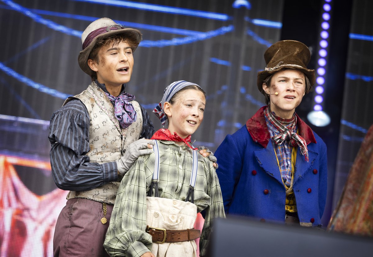 Oliver! The Musical (@oliveronstage) on Twitter photo We'd pick a pocket or two JUST to go back to <a href="/WestEndLIVE/">West End LIVE</a> 🤭
Watch our full performance here 👉 youtube.com/watch?v=tJHXVg…
📸 : <a href="/peachyraith/">Pamela Raith</a> We'd pick a pocket or two JUST to go back to <a href="/WestEndLIVE/">West End LIVE</a> 🤭
Watch our full performance here 👉 youtube.com/watch?v=tJHXVg…
📸 : <a href="/peachyraith/">Pamela Raith</a>
