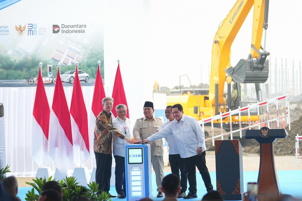Hari ini saya mendampingi Bapak Presiden Jenderal TNI (Purn) Prabowo Subianto melakukan Groundbreaking Ekosistem Industri Baterai Listrik Terintegrasi Konsorsium ANTAM, IBC dan CBL yang terbesar di Asia bersama Menteri ESDM - Bapak Bahlil Lahadalia, Menteri Perindustrian - Bapak