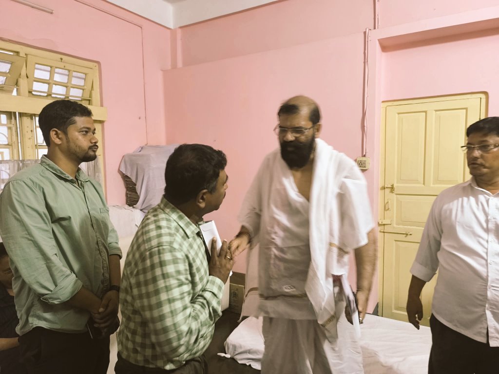 Zakir Hussain nilu A (@zakirhussaina2) on Twitter photo বৰপেটাৰ মাননীয় প্ৰাক্তন সাংসদ #আব্দুল_খালেক ডাঙৰীয়াই সদৌ অসম ছাত্ৰ সন্থাৰ মুখ্য উপদেষ্টা মাননীয় #সমূজ্বল_কুমাৰ_ভট্টাচাৰ্য ডাঙৰীয়াৰ গুৱাহাটী ৰাজগড় ৰোডৰ বাস ভৱনত আজি উপস্থিত হৈ তেখেতক আৰু শোকসন্তপ্ত পৰিয়ালবৰ্গক সমবেদনা জ্ঞাপন কৰে।
<a href="/MPAbdulKhaleque/">Abdul Khaleque</a>✅ বৰপেটাৰ মাননীয় প্ৰাক্তন সাংসদ #আব্দুল_খালেক ডাঙৰীয়াই সদৌ অসম ছাত্ৰ সন্থাৰ মুখ্য উপদেষ্টা মাননীয় #সমূজ্বল_কুমাৰ_ভট্টাচাৰ্য ডাঙৰীয়াৰ গুৱাহাটী ৰাজগড় ৰোডৰ বাস ভৱনত আজি উপস্থিত হৈ তেখেতক আৰু শোকসন্তপ্ত পৰিয়ালবৰ্গক সমবেদনা জ্ঞাপন কৰে।
<a href="/MPAbdulKhaleque/">Abdul Khaleque</a>✅