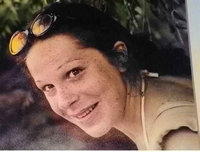 EMMA RAQUEL KÖNIG
Emma nació el 27 de octubre de 1955 en la ciudad de Córdoba, era la menor de cinco hermanos en una familia de origen judío.
Sus estudios primarios y secundarios los realizó en el colegio Israelita "Gral. San Martín", egresando en 1972 con el título de perito