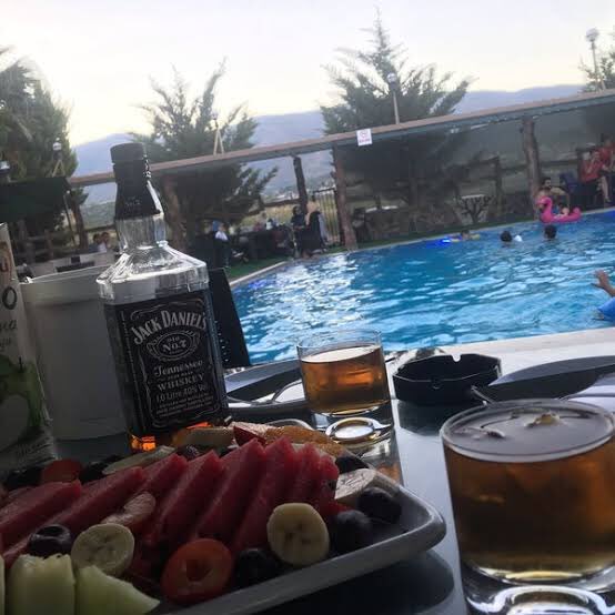 İzmir’de hangi çiftler ve bayanlar eşlik etmek ister