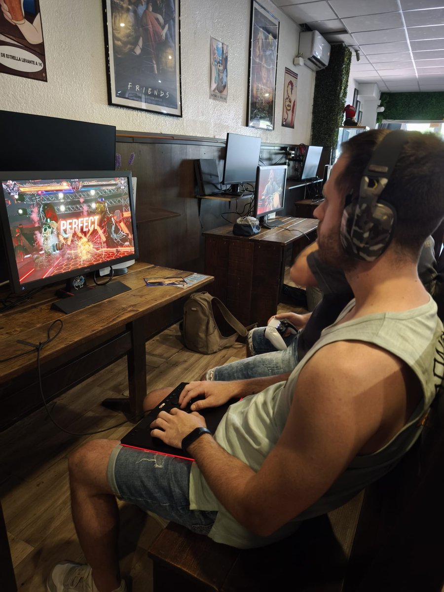 Increíble Evento organizado por <a href="/VFighters_ES/">Virtual Fighters</a> donde se vieron las caras los mejores jugadores de la zona de Levante. Enhorabuena a <a href="/stormrevenga2/">KTO | Stormrekumram</a> por ese 2º puesto ante un imbatible <a href="/LTBO_Sama/">LTBO</a> y gracias a <a href="/VF_TKD/">TKD</a> por recorrer cientos de KM y hacerlo posible. GRAN FAMILIA VF