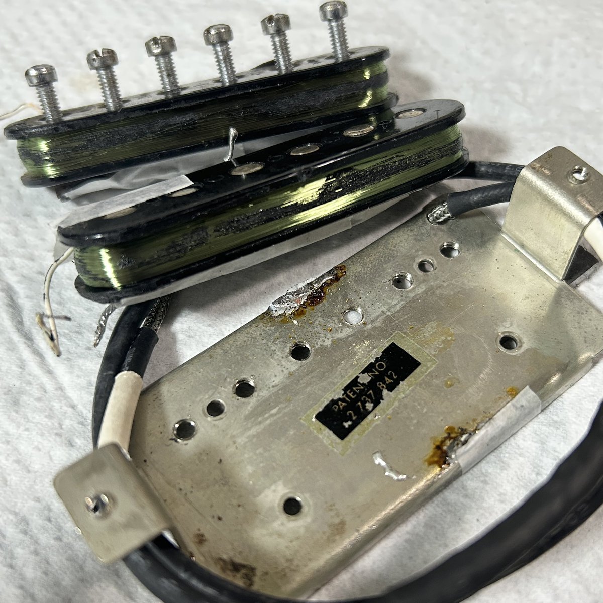 mouri_jun's tweet image. 70年代のステッカーナンバード
出力調整でご依頼頂きました。
コイルは珍しいグリーンエナメル
線径は約0.066mm
現行品の多くのPlain Enamelよりは太く、初期PAFよりは僅かに細い絶妙なスペックです🧐