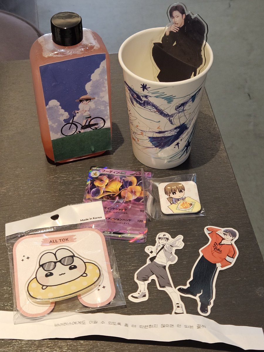 여름의 후마를 시원하게 느낄수있었던 공간🩵
포케카 가져가도된다고 하시는데 포켓몬 잘모른다니까 후마팬인데 모르시는거예요?? 라고 하셔서 저..이브이도 겨우 외웠어요!!하고 대답해버렸다... 그러곤 시즈오카에서 뽑은걸 손수찾아 쥐어주심 감사합니다🫶

#나츠노후우쨩 
#なつのふうちゃん