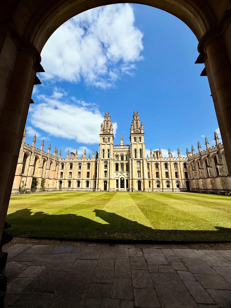 UniofOxford's tweet photo. A sunny few weeks in Oxford ☀️

📷 Instagram | EstherJohnsonPhotography, Judy.Martin46 and LinaFromOxford https://t.co/V9mjyX0P2c