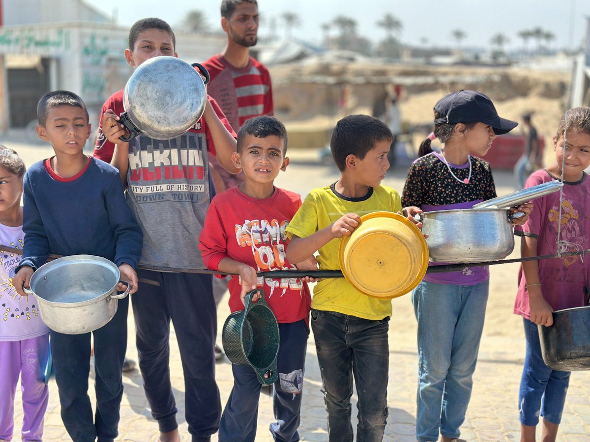 مستمرون وبالتعاون مع لجنة زكاة المناصرة بتوزيع الوجبات الساخنة على اهلنا في غزة ضمن برامج تكايا الطعام التي نعمل من خلالها للتخفيف على اهلنا في غزة مما يعانوه
#JHCO
#لأهلنا_في_غزة
