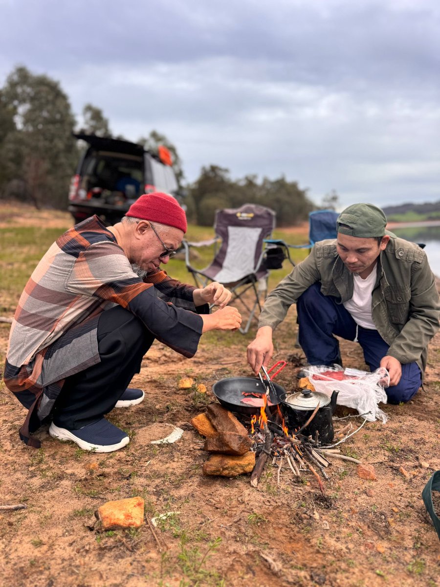 Kisah kubur Almarhum Nurly yang dikatakan berbau wangi mengingatkan kita tentang kemuliaan al-Quran. Arwah dikenali sebagai pecinta al-Quran. Sudah pasti beliau membaca, menghafaz dan mengamalkannya. Itulah yang patut kita teladani. Rasulullah SAW bersabda:

خَيْرُكُمْ مَنْ