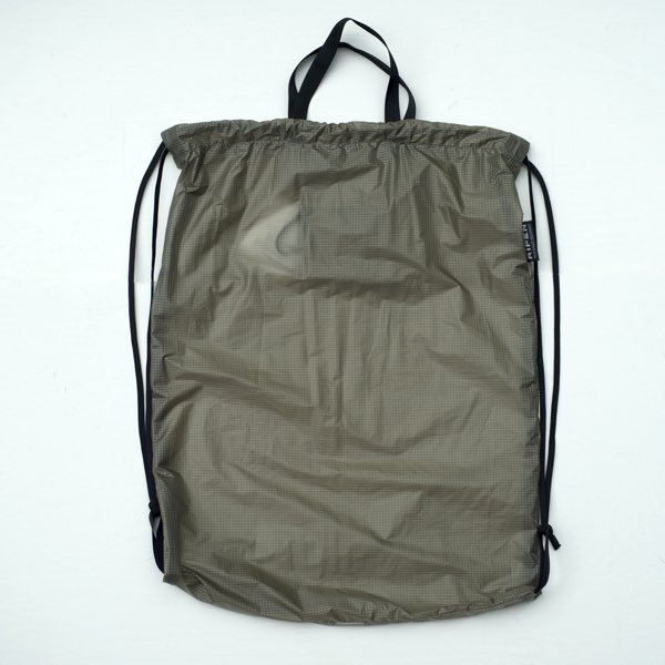 urawaRIMBA's tweet image. アライテント - SLドームのフライシートを地を使用したナップザック。

本体内側のポケットに収納できるパッカブル仕様。

手持ちのループが便利。
エコバッグや少し大きめのスタッフバッグとしても使えて便利です。

rimba.jp/?pid=162930678

#ripen #エコバック #スタッフサック #araitent