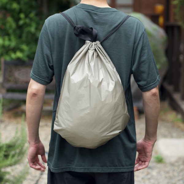 urawaRIMBA's tweet image. アライテント - SLドームのフライシートを地を使用したナップザック。

本体内側のポケットに収納できるパッカブル仕様。

手持ちのループが便利。
エコバッグや少し大きめのスタッフバッグとしても使えて便利です。

rimba.jp/?pid=162930678

#ripen #エコバック #スタッフサック #araitent