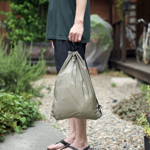 urawaRIMBA's tweet image. アライテント - SLドームのフライシートを地を使用したナップザック。

本体内側のポケットに収納できるパッカブル仕様。

手持ちのループが便利。
エコバッグや少し大きめのスタッフバッグとしても使えて便利です。

rimba.jp/?pid=162930678

#ripen #エコバック #スタッフサック #araitent