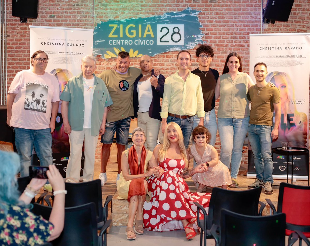 😂🎬¡Qué bien lo pasamos en la proyección de nuestro cortometraje #SOLE @sole_shortfilm en <a href="/Zigia28cc/">Zigia28 Centro Cívico</a>. Con amigos y familia, <a href="/christinarapado/">CHRISTINA RAPADO</a> y yo recordamos el rodaje, contamos anécdotas, cantamos y bailamos… ¡Gracias a todos! #cine