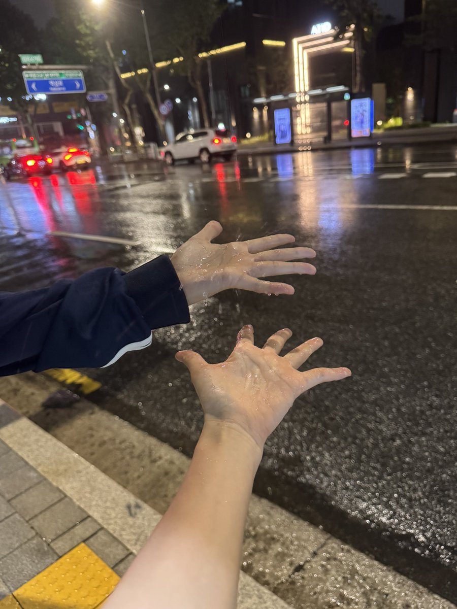 ablume_twt's tweet image. 비를 맞는 취미가 있어요🌧️

#ablume #어블룸 #SIO #시오