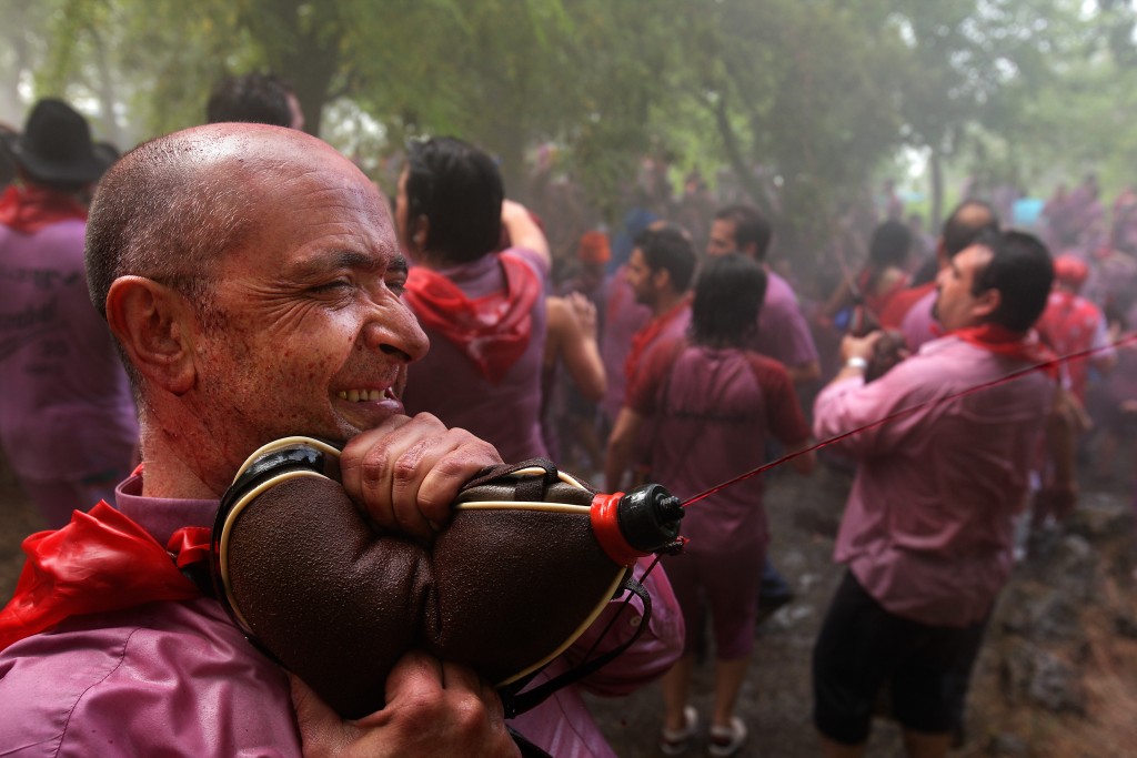 Best Of Wine Tourism Bilbao-Rioja (@bilbaorioja) on Twitter photo In #Haro, (La Rioja, Spain), an unusual fiesta is held on 29 June: the Battle of Wine!
#greatwinecapitals #bilbaorioja #enoturismo #bestofwinetourism <a href="/WineCapitals/">Great Wine Capitals</a> <a href="/lariojaturismo/">La Rioja Turismo</a> In #Haro, (La Rioja, Spain), an unusual fiesta is held on 29 June: the Battle of Wine!
#greatwinecapitals #bilbaorioja #enoturismo #bestofwinetourism <a href="/WineCapitals/">Great Wine Capitals</a> <a href="/lariojaturismo/">La Rioja Turismo</a>
