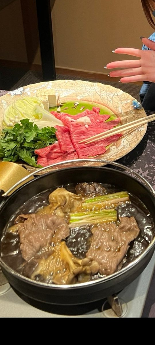 wasshowe49's tweet photo. 昨日は近所の行きつけの焼肉屋さん
📞すき焼作るから。🍚食べにおいでよと。着いたら
常連の女の子達が数人居ていて全員ピン。席合同で快気㊗️。顔見知りなんだけど女子力に圧倒され。昨日ゎ軽めの酔拳を…
ボトル5本も🎁頂きお代も無しで…
長生きしてかぁ〜笑 https://t.co/JBa32CaYje