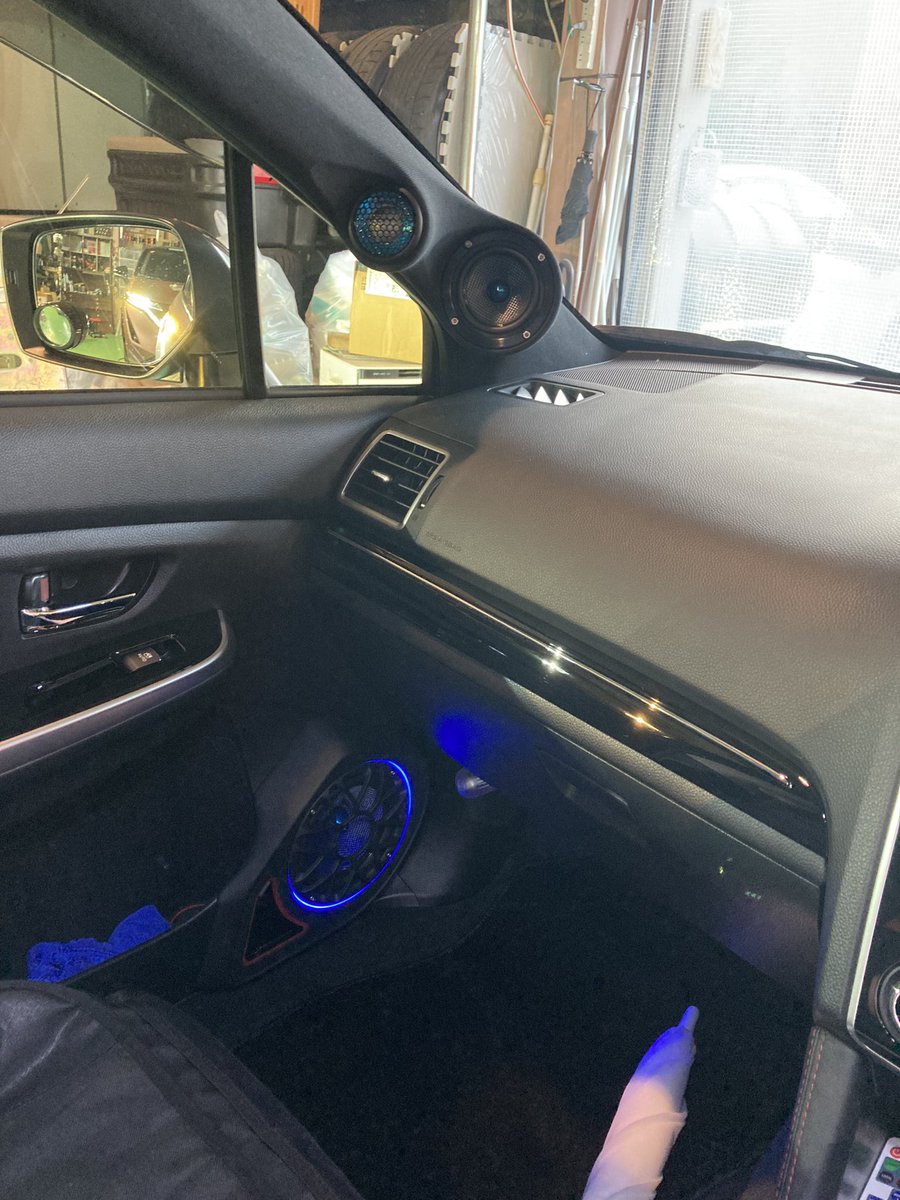 お次はピラー😬
3wayなのでスコーカーとツィーターの2連で🙂‍↕️
ピラーが長ければ2連が可能😳
ほんと最近3wayが大人気😳
アウターとピラーで見るとよりしっくり来るよね😬