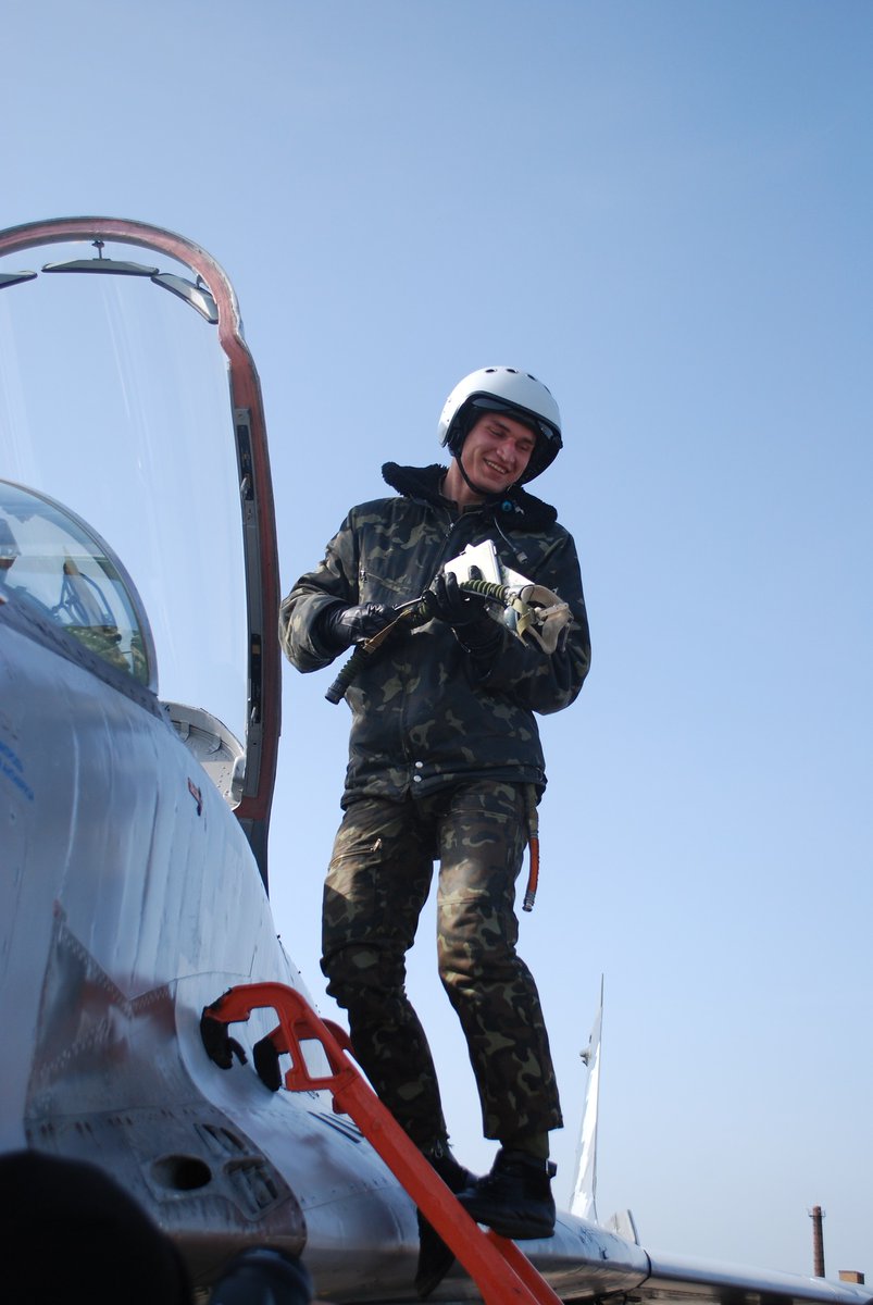 Загиблий пілот українського F-16 Максим Устименко був одногрупником Андрія "Джуса" Пільщикова — українського льотчика, який загинув у 2023 році

"Це був суперінтелект групи, чудовий айтішник. Але у нього були великі, міцні крила... Він мав би стати Маршалом Авіації. Разом з